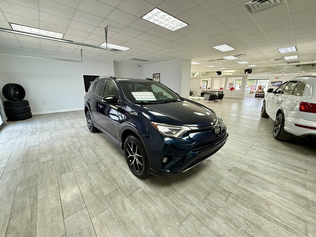 2017 Toyota RAV4 SE - Photo 7