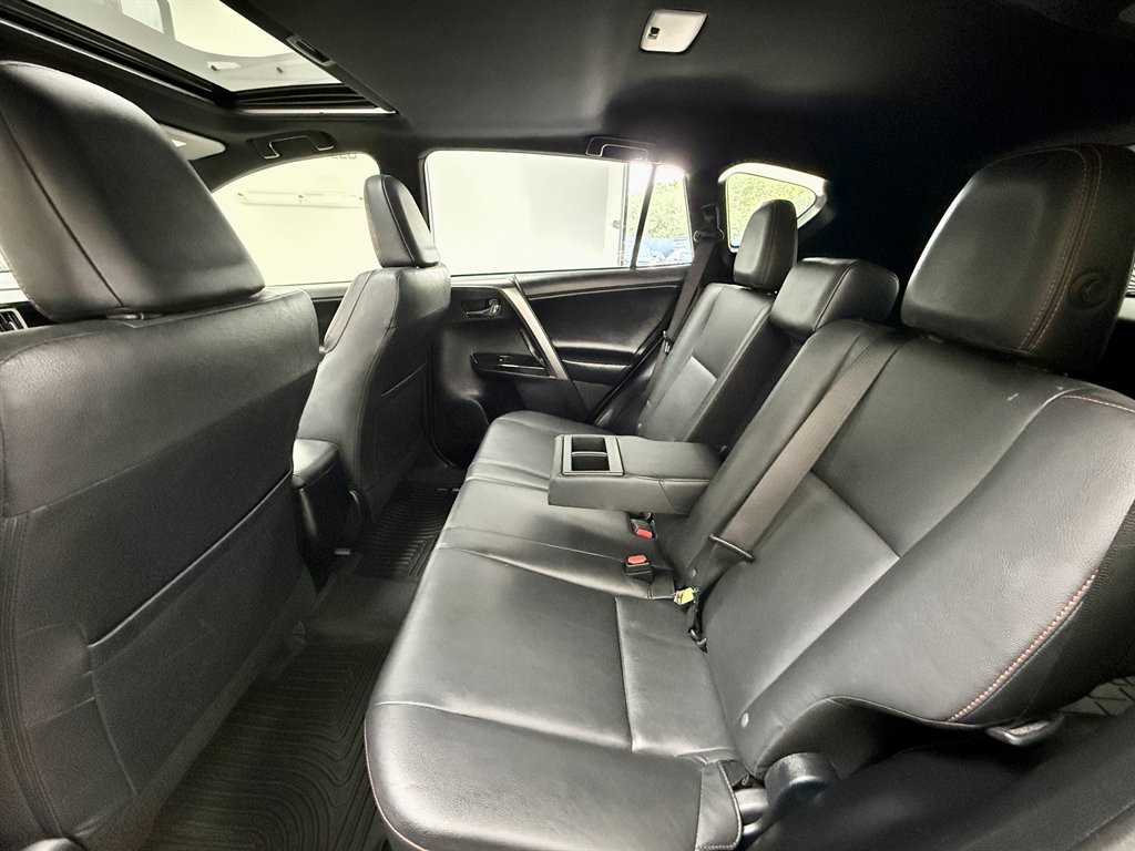 2017 Toyota RAV4 SE - Photo 14