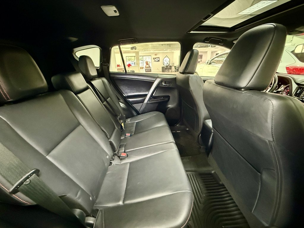 2017 Toyota RAV4 SE - Photo 18