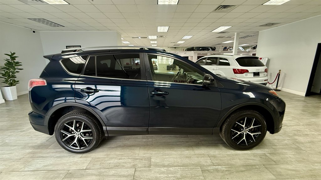 2017 Toyota RAV4 SE - Photo 6