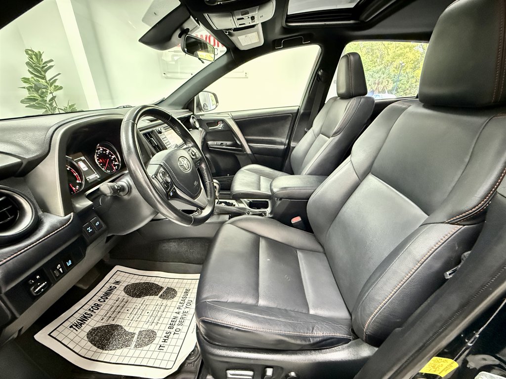 2017 Toyota RAV4 SE - Photo 9
