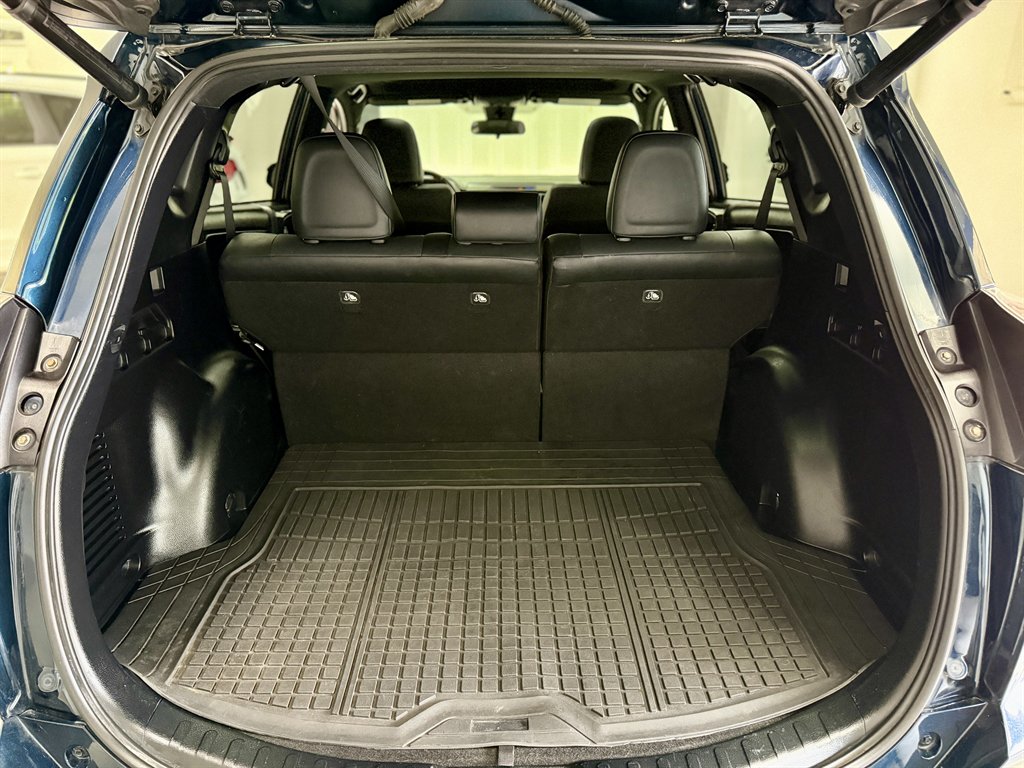2017 Toyota RAV4 SE - Photo 17