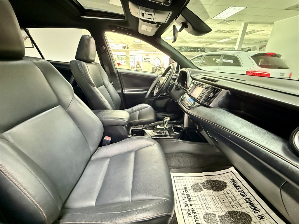 2017 Toyota RAV4 SE - Photo 19