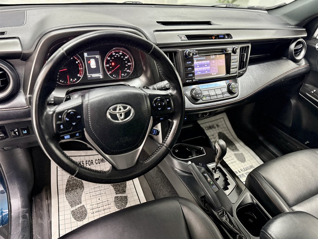 2017 Toyota RAV4 SE - Photo 10